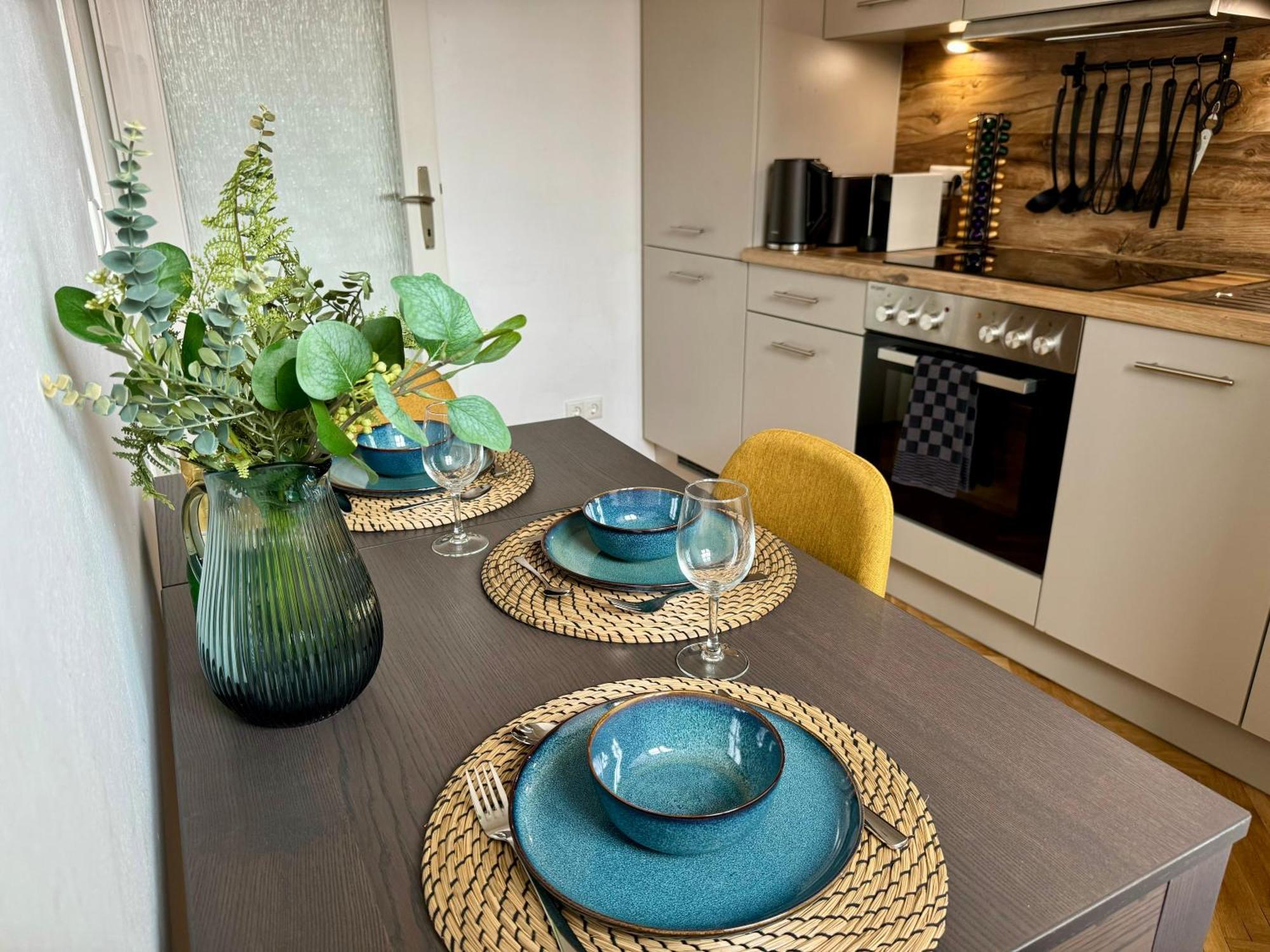 Boho Design Studio - Historic City Center With Free Parking & Aircon By Hero Homes Graz Kültér fotó