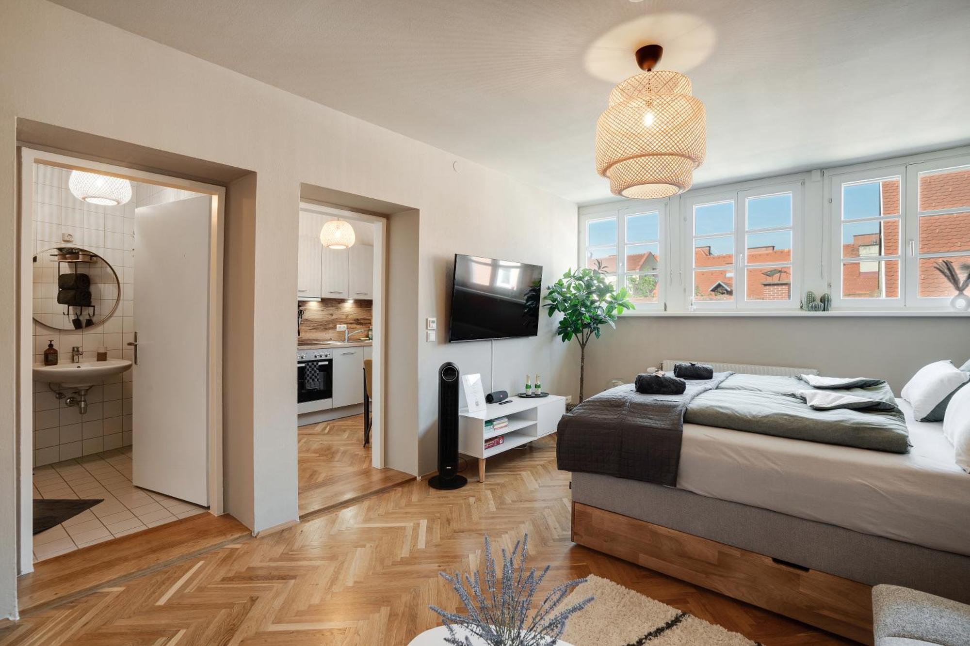 Boho Design Studio - Historic City Center With Free Parking & Aircon By Hero Homes Graz Kültér fotó
