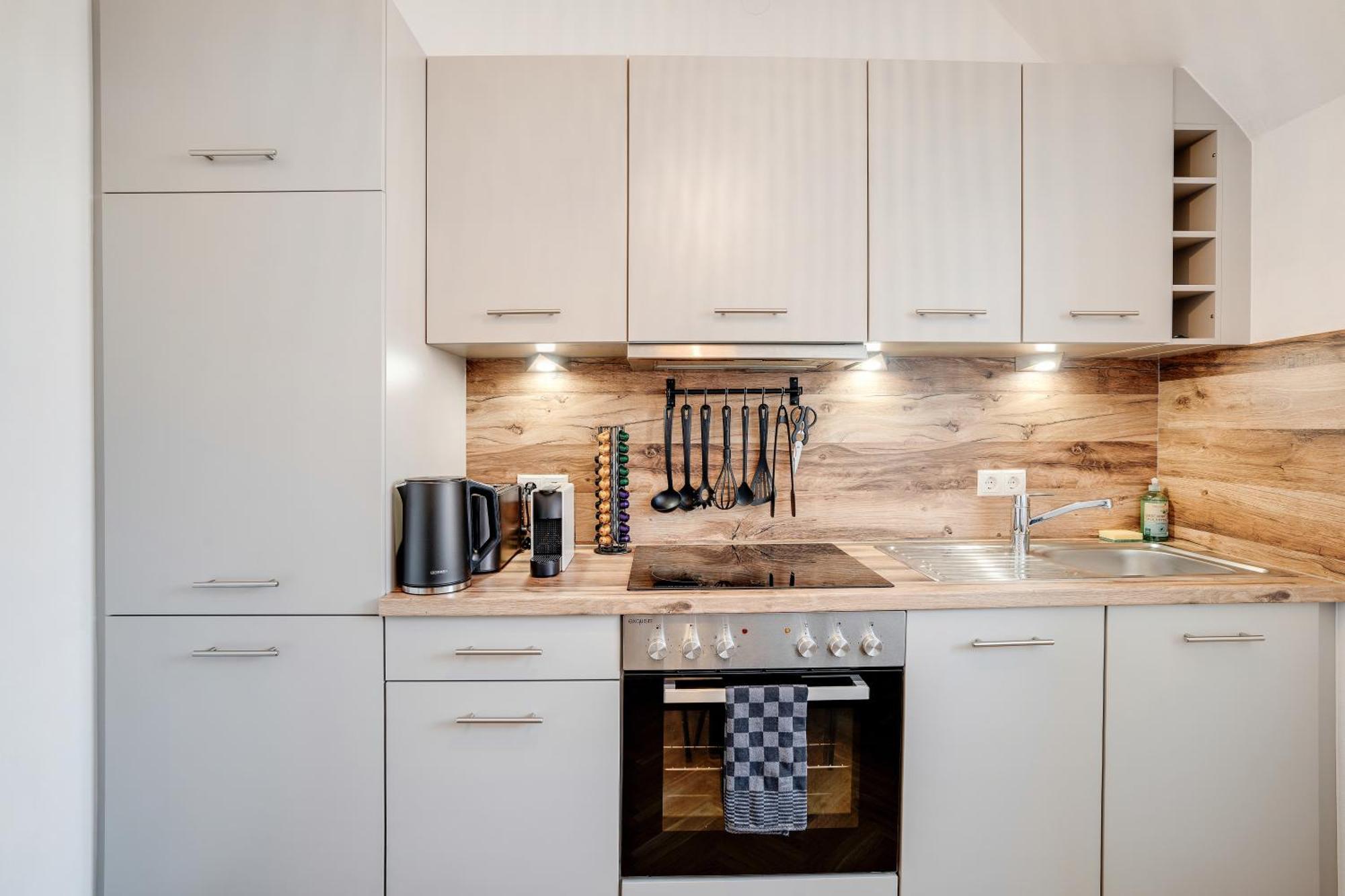 Boho Design Studio - Historic City Center With Free Parking & Aircon By Hero Homes Graz Kültér fotó
