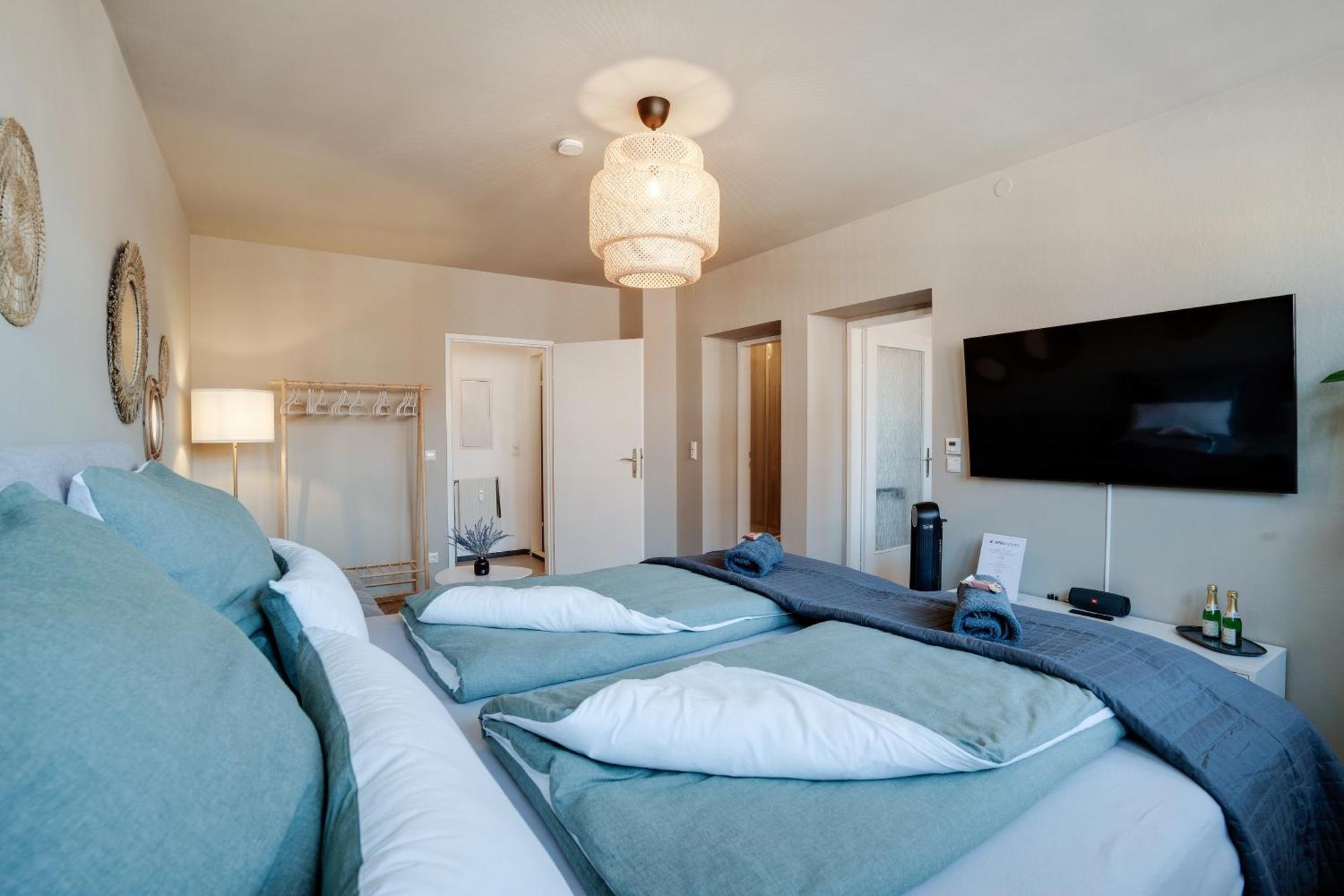 Boho Design Studio - Historic City Center With Free Parking & Aircon By Hero Homes Graz Kültér fotó