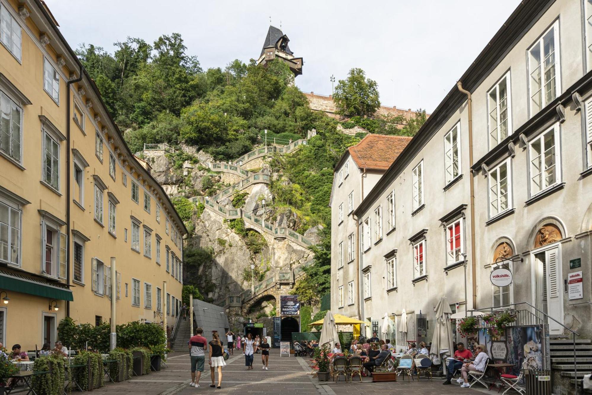 Boho Design Studio - Historic City Center With Free Parking & Aircon By Hero Homes Graz Kültér fotó